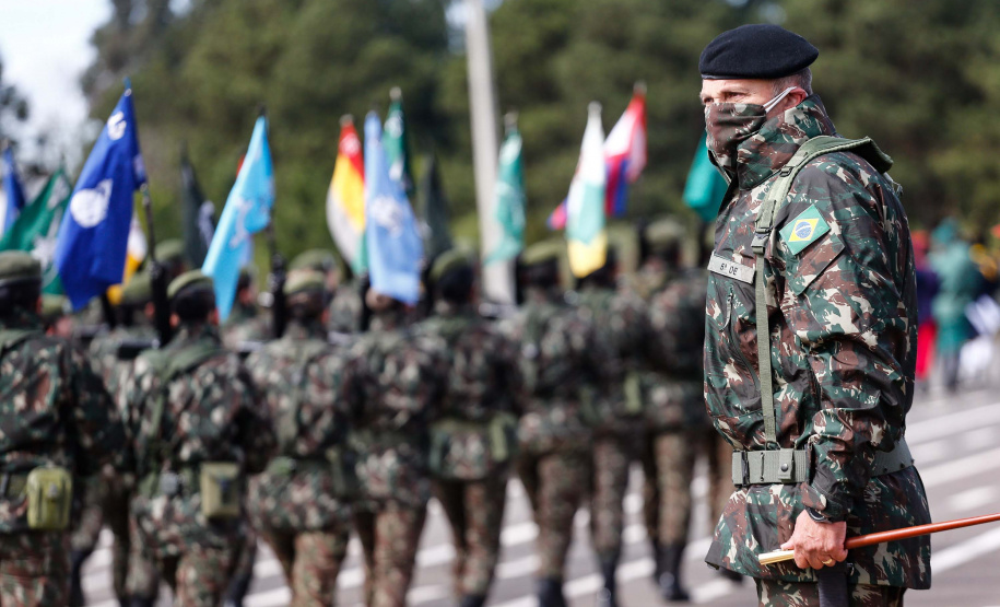 O governador Carlos Massa Ratinho Junior participou nesta quarta-feira (28), no Forte do Pinheirinho, em Curitiba, da cerimônia de troca de comando da 5ª Divisão do Exército (5ª DE). Foto: Jonathan Campos/AEN