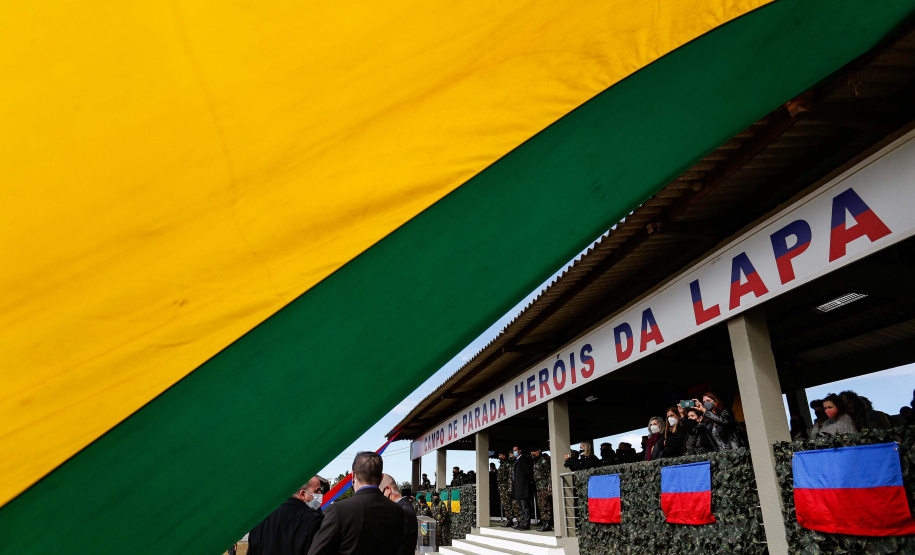 O governador Carlos Massa Ratinho Junior participou nesta quarta-feira (28), no Forte do Pinheirinho, em Curitiba, da cerimônia de troca de comando da 5ª Divisão do Exército (5ª DE). Foto: Jonathan Campos/AEN