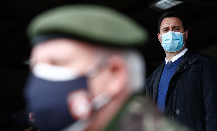 O governador Carlos Massa Ratinho Junior participou nesta quarta-feira (28), no Forte do Pinheirinho, em Curitiba, da cerimônia de troca de comando da 5ª Divisão do Exército (5ª DE). Foto: Jonathan Campos/AEN