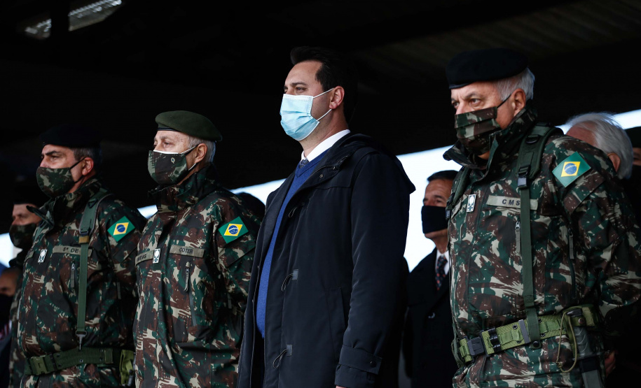 O governador Carlos Massa Ratinho Junior participou nesta quarta-feira (28), no Forte do Pinheirinho, em Curitiba, da cerimônia de troca de comando da 5ª Divisão do Exército (5ª DE). Foto: Jonathan Campos/AEN