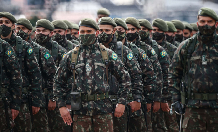 O governador Carlos Massa Ratinho Junior participou nesta quarta-feira (28), no Forte do Pinheirinho, em Curitiba, da cerimônia de troca de comando da 5ª Divisão do Exército (5ª DE). Foto: Jonathan Campos/AEN