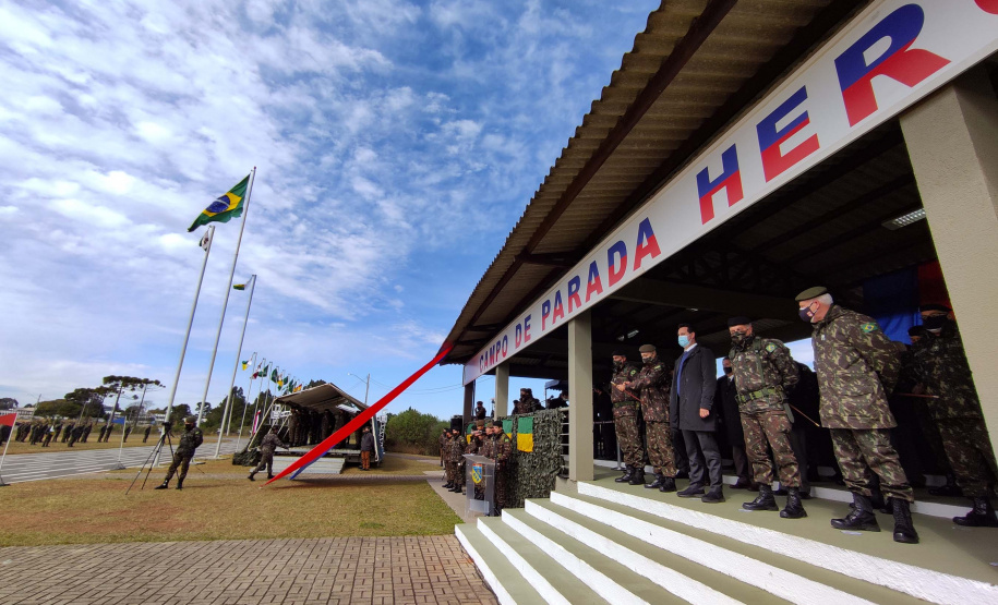 O governador Carlos Massa Ratinho Junior participou nesta quarta-feira (28), no Forte do Pinheirinho, em Curitiba, da cerimônia de troca de comando da 5ª Divisão do Exército (5ª DE). Foto: Jonathan Campos/AEN