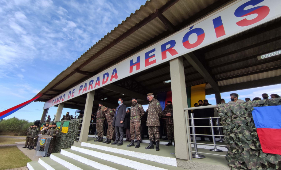 O governador Carlos Massa Ratinho Junior participou nesta quarta-feira (28), no Forte do Pinheirinho, em Curitiba, da cerimônia de troca de comando da 5ª Divisão do Exército (5ª DE). Foto: Jonathan Campos/AEN