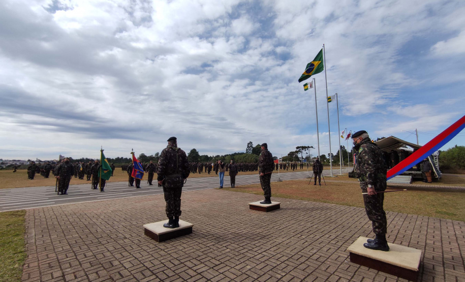 O governador Carlos Massa Ratinho Junior participou nesta quarta-feira (28), no Forte do Pinheirinho, em Curitiba, da cerimônia de troca de comando da 5ª Divisão do Exército (5ª DE). Foto: Jonathan Campos/AEN