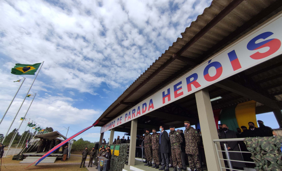 O governador Carlos Massa Ratinho Junior participou nesta quarta-feira (28), no Forte do Pinheirinho, em Curitiba, da cerimônia de troca de comando da 5ª Divisão do Exército (5ª DE). Foto: Jonathan Campos/AEN