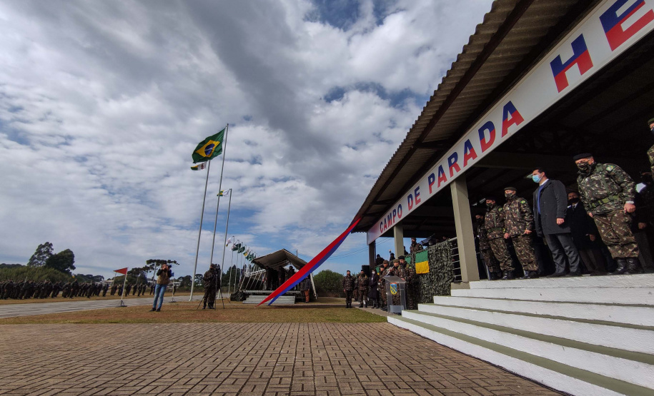 O governador Carlos Massa Ratinho Junior participou nesta quarta-feira (28), no Forte do Pinheirinho, em Curitiba, da cerimônia de troca de comando da 5ª Divisão do Exército (5ª DE). Foto: Jonathan Campos/AEN