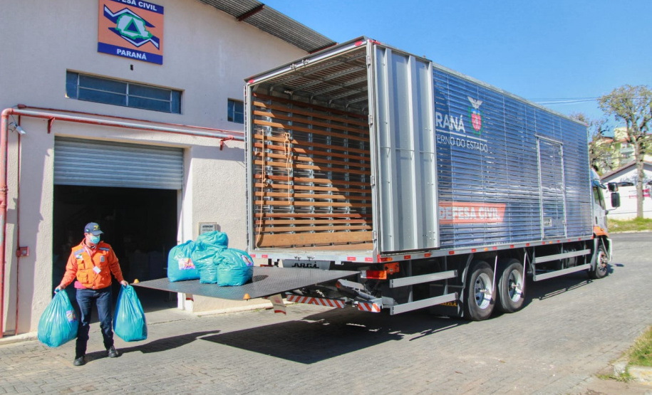 Outras 40 mil peças serão distribuídas pela Defesa Civil estadual ainda nesta semana para famílias do Sul e Centro-Sul, duas das regiões mais frias. Até o final desta semana, ao menos 79 municípios serão atendidos com as doações. Foto: Alessandro Vieira/AEN