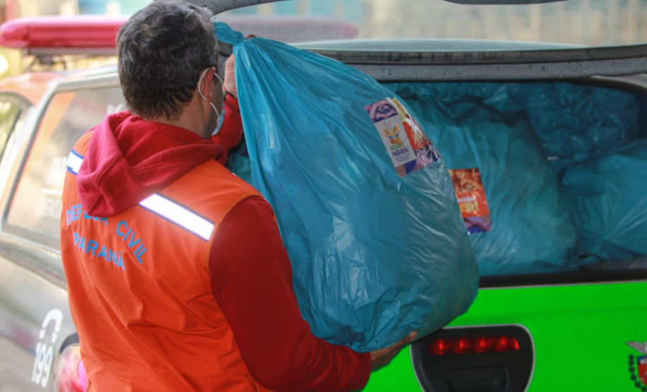 O Governo do Estado entregou nesta quarta-feira (28) duas mil peças arrecadadas por meio da Campanha Aquece Paraná para moradores das ilhas do Litoral. Outras 40 mil peças serão distribuídas pela Defesa Civil estadual ainda nesta semana para famílias das regiões Sul e Centro-Sul, duas das regiões mais frias. Foto: Alessandro Vieira/AEN