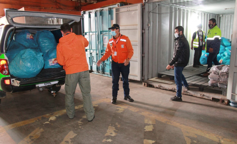 O Governo do Estado entregou nesta quarta-feira (28) duas mil peças arrecadadas por meio da Campanha Aquece Paraná para moradores das ilhas do Litoral. Outras 40 mil peças serão distribuídas pela Defesa Civil estadual ainda nesta semana para famílias das regiões Sul e Centro-Sul, duas das regiões mais frias. Foto: Alessandro Vieira/AEN