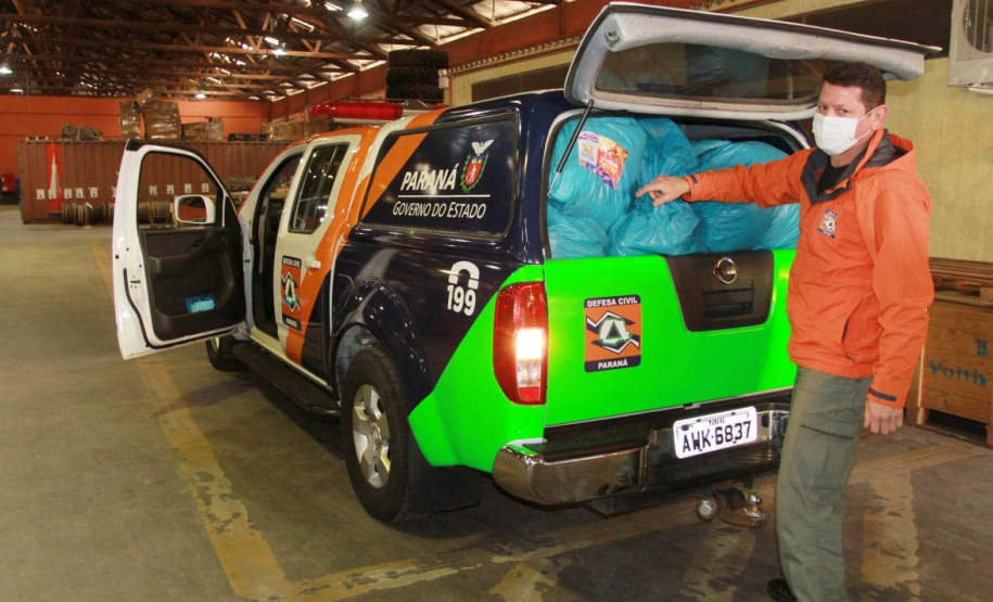 O Governo do Estado entregou nesta quarta-feira (28) duas mil peças arrecadadas por meio da Campanha Aquece Paraná para moradores das ilhas do Litoral. Outras 40 mil peças serão distribuídas pela Defesa Civil estadual ainda nesta semana para famílias das regiões Sul e Centro-Sul, duas das regiões mais frias. Foto: Alessandro Vieira/AEN