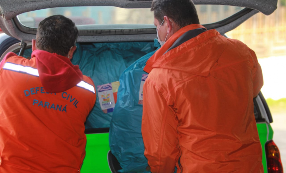 O Governo do Estado entregou nesta quarta-feira (28) duas mil peças arrecadadas por meio da Campanha Aquece Paraná para moradores das ilhas do Litoral. Outras 40 mil peças serão distribuídas pela Defesa Civil estadual ainda nesta semana para famílias das regiões Sul e Centro-Sul, duas das regiões mais frias. Foto: Alessandro Vieira/AEN
