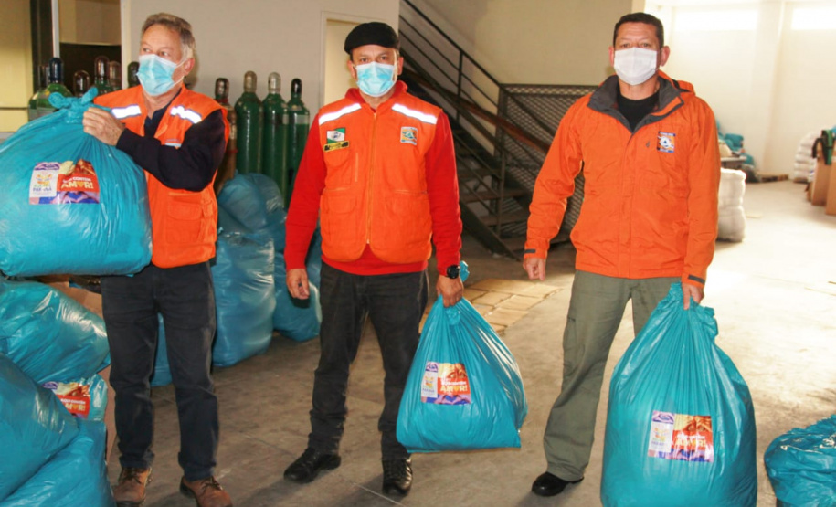 O Governo do Estado entregou nesta quarta-feira (28) duas mil peças arrecadadas por meio da Campanha Aquece Paraná para moradores das ilhas do Litoral. Outras 40 mil peças serão distribuídas pela Defesa Civil estadual ainda nesta semana para famílias das regiões Sul e Centro-Sul, duas das regiões mais frias. Foto: Alessandro Vieira/AEN