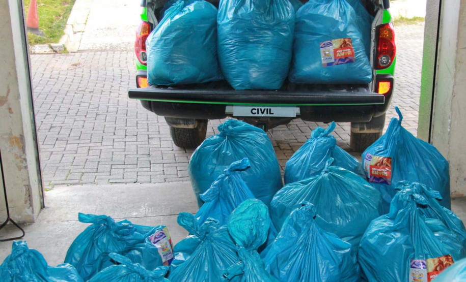 O Governo do Estado entregou nesta quarta-feira (28) duas mil peças arrecadadas por meio da Campanha Aquece Paraná para moradores das ilhas do Litoral. Outras 40 mil peças serão distribuídas pela Defesa Civil estadual ainda nesta semana para famílias das regiões Sul e Centro-Sul, duas das regiões mais frias. Foto: Alessandro Vieira/AEN