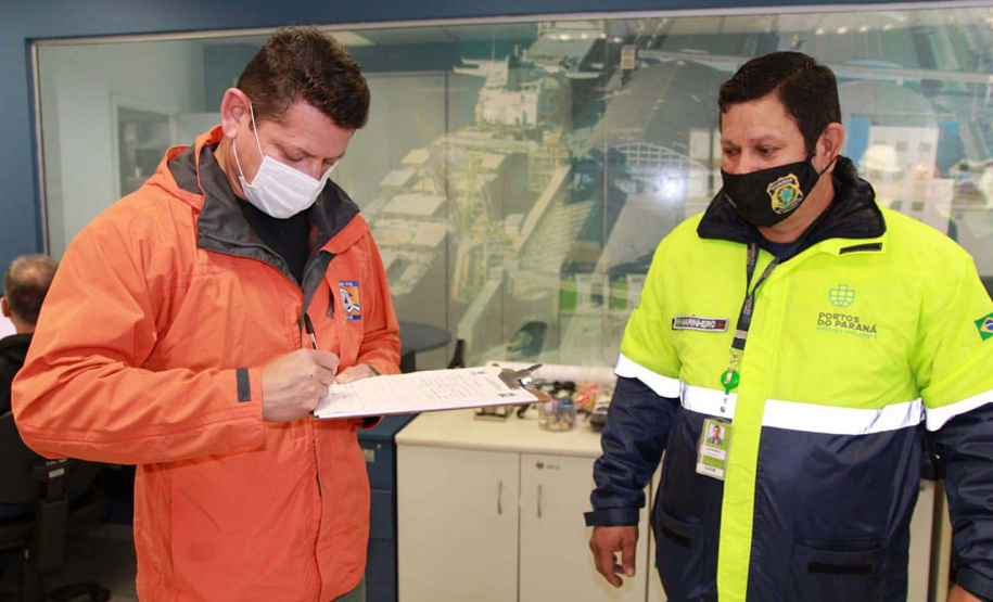 O Governo do Estado entregou nesta quarta-feira (28) duas mil peças arrecadadas por meio da Campanha Aquece Paraná para moradores das ilhas do Litoral. Outras 40 mil peças serão distribuídas pela Defesa Civil estadual ainda nesta semana para famílias das regiões Sul e Centro-Sul, duas das regiões mais frias. Foto: Alessandro Vieira/AEN