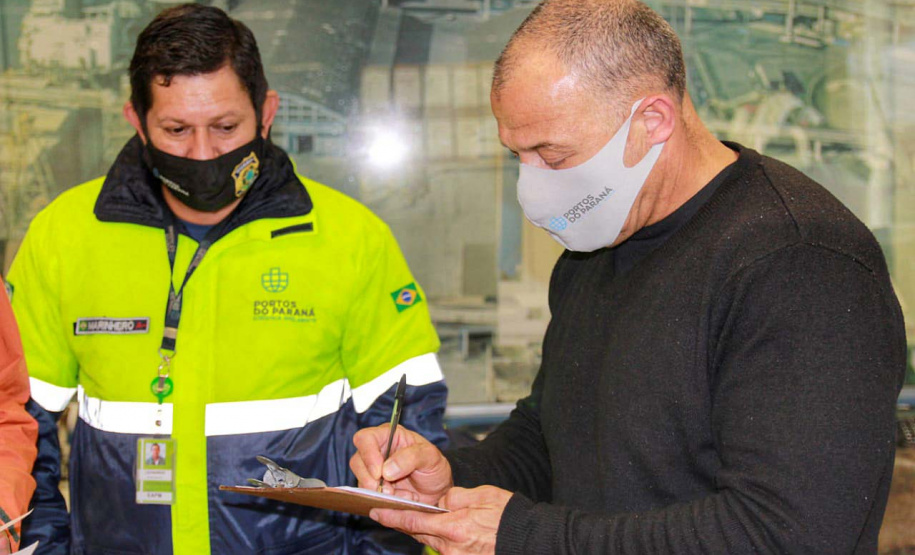 O Governo do Estado entregou nesta quarta-feira (28) duas mil peças arrecadadas por meio da Campanha Aquece Paraná para moradores das ilhas do Litoral. Outras 40 mil peças serão distribuídas pela Defesa Civil estadual ainda nesta semana para famílias das regiões Sul e Centro-Sul, duas das regiões mais frias. Foto: Alessandro Vieira/AEN