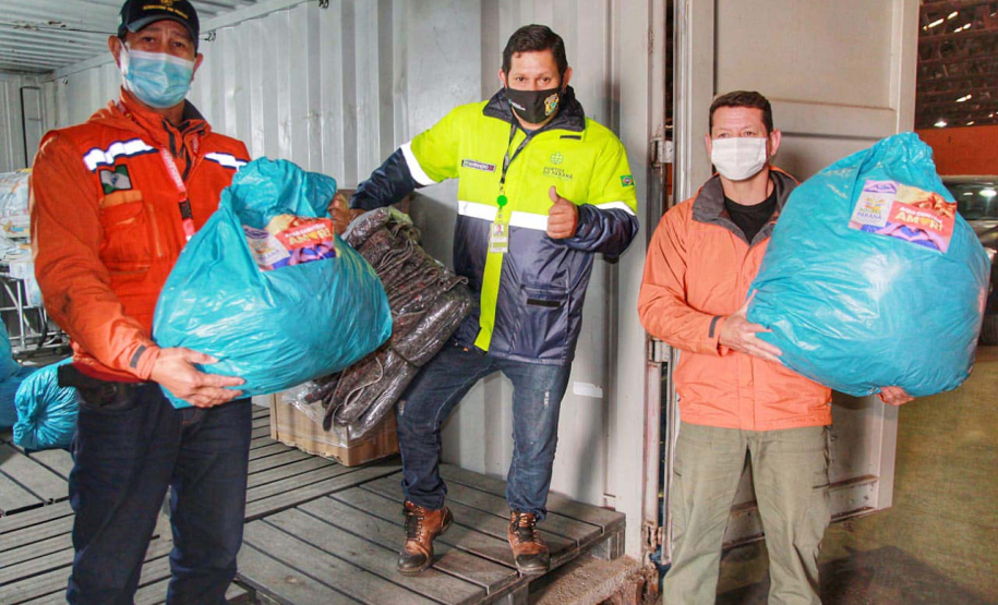 O Governo do Estado entregou nesta quarta-feira (28) duas mil peças arrecadadas por meio da Campanha Aquece Paraná para moradores das ilhas do Litoral. Outras 40 mil peças serão distribuídas pela Defesa Civil estadual ainda nesta semana para famílias das regiões Sul e Centro-Sul, duas das regiões mais frias. Foto: Alessandro Vieira/AEN