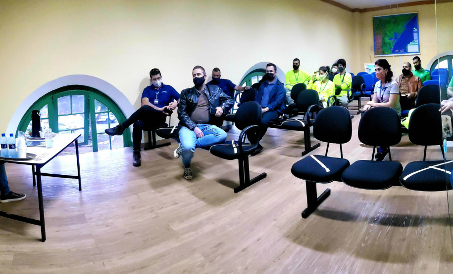 A Portos do Paraná deu início às ações do programa de recuperação de áreas de preservação permanente nas regiões de Paranaguá e Antonina e conservar matas nativas. Nesta terça-feira, representantes da empresa estiveram em Antonina para apresentar os responsáveis pelo programa e tratar do apoio da prefeitura do município e da adesão da população.  -  Paranaguá, 28/07/2021  -  Foto: Pierpaolo Nota/ Portos do Paraná