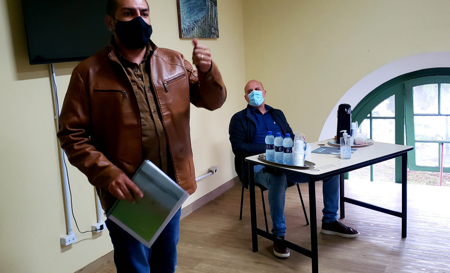 A Portos do Paraná deu início às ações do programa de recuperação de áreas de preservação permanente nas regiões de Paranaguá e Antonina e conservar matas nativas. Nesta terça-feira, representantes da empresa estiveram em Antonina para apresentar os responsáveis pelo programa e tratar do apoio da prefeitura do município e da adesão da população.  -  Paranaguá, 28/07/2021  -  Foto: Pierpaolo Nota/ Portos do Paraná