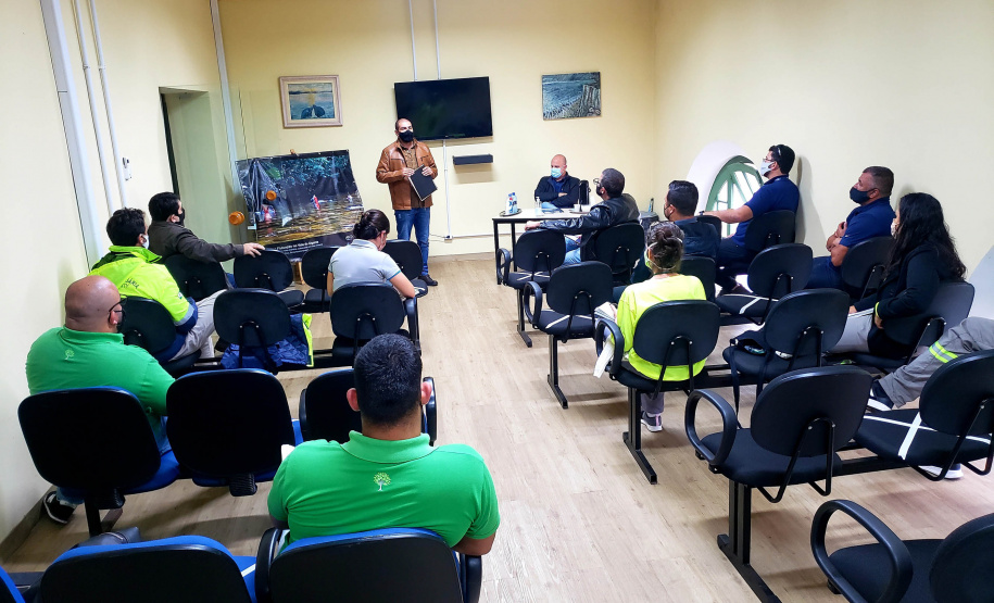 A Portos do Paraná deu início às ações do programa de recuperação de áreas de preservação permanente nas regiões de Paranaguá e Antonina e conservar matas nativas. Nesta terça-feira, representantes da empresa estiveram em Antonina para apresentar os responsáveis pelo programa e tratar do apoio da prefeitura do município e da adesão da população.  -  Paranaguá, 28/07/2021  -  Foto: Pierpaolo Nota/ Portos do Paraná