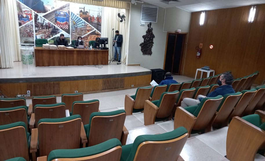 O Departamento de Estradas de Rodagem do Paraná (DER/PR) abriu nesta quarta-feira (28) os envelopes com as propostas técnicas de duas licitações para elaborar os projetos de engenharia da restauração e ampliação da capacidade da PR-317, entre Iguaraçu e a divisa com São Paulo, na região Noroeste do Estado. O trecho tem 70,13 quilômetros de extensão. - curitiba, 28/07/2021 - foto: DER-PR