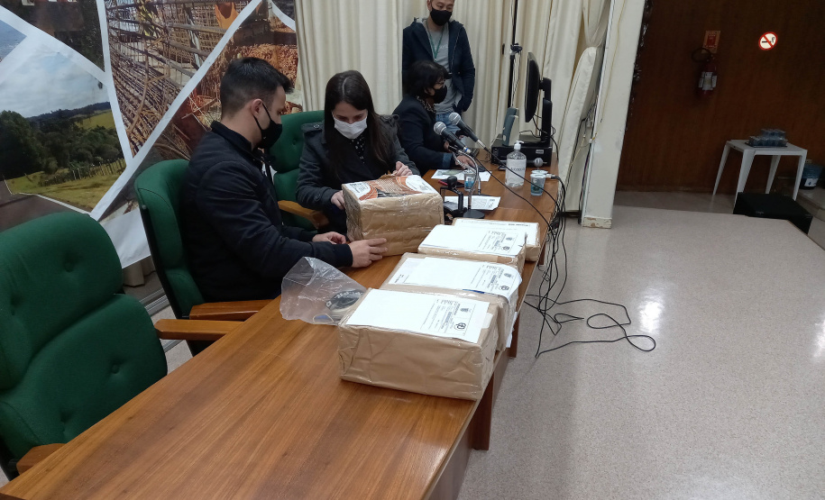 O Departamento de Estradas de Rodagem do Paraná (DER/PR) abriu nesta quarta-feira (28) os envelopes com as propostas técnicas de duas licitações para elaborar os projetos de engenharia da restauração e ampliação da capacidade da PR-317, entre Iguaraçu e a divisa com São Paulo, na região Noroeste do Estado. O trecho tem 70,13 quilômetros de extensão. - curitiba, 28/07/2021 - foto: DER-PR