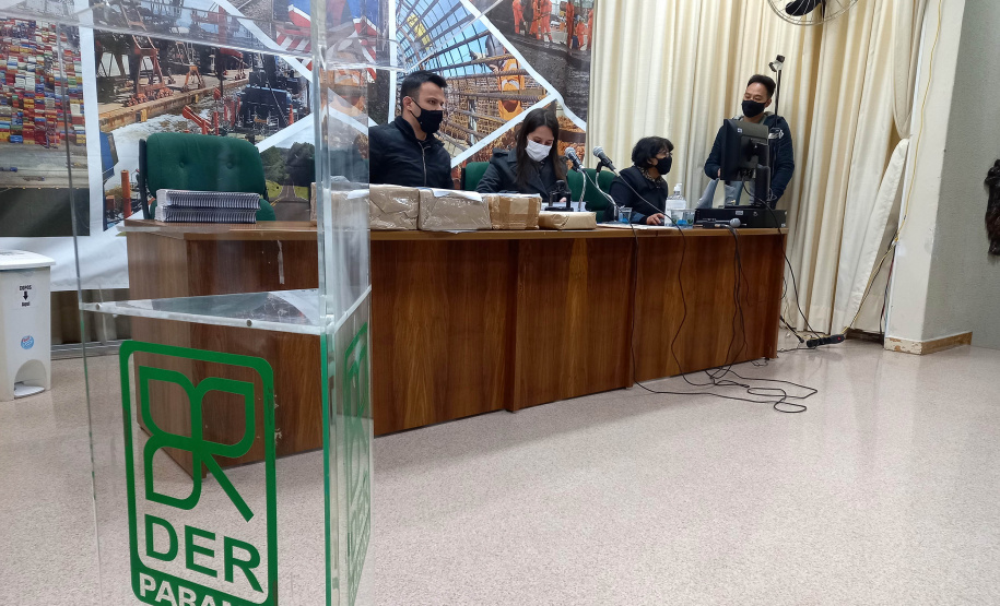 O Departamento de Estradas de Rodagem do Paraná (DER/PR) abriu nesta quarta-feira (28) os envelopes com as propostas técnicas de duas licitações para elaborar os projetos de engenharia da restauração e ampliação da capacidade da PR-317, entre Iguaraçu e a divisa com São Paulo, na região Noroeste do Estado. O trecho tem 70,13 quilômetros de extensão. - curitiba, 28/07/2021 - foto: DER-PR