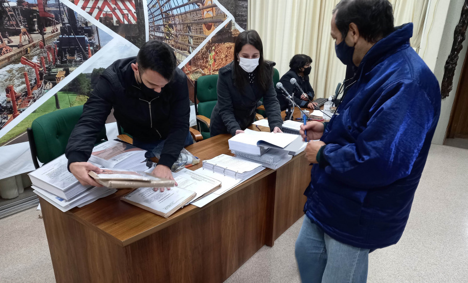 O Departamento de Estradas de Rodagem do Paraná (DER/PR) abriu nesta quarta-feira (28) os envelopes com as propostas técnicas de duas licitações para elaborar os projetos de engenharia da restauração e ampliação da capacidade da PR-317, entre Iguaraçu e a divisa com São Paulo, na região Noroeste do Estado. O trecho tem 70,13 quilômetros de extensão. - curitiba, 28/07/2021 - foto: DER-PR