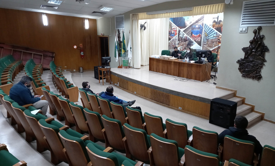 O Departamento de Estradas de Rodagem do Paraná (DER/PR) abriu nesta quarta-feira (28) os envelopes com as propostas técnicas de duas licitações para elaborar os projetos de engenharia da restauração e ampliação da capacidade da PR-317, entre Iguaraçu e a divisa com São Paulo, na região Noroeste do Estado. O trecho tem 70,13 quilômetros de extensão. - curitiba, 28/07/2021 - foto: DER-PR