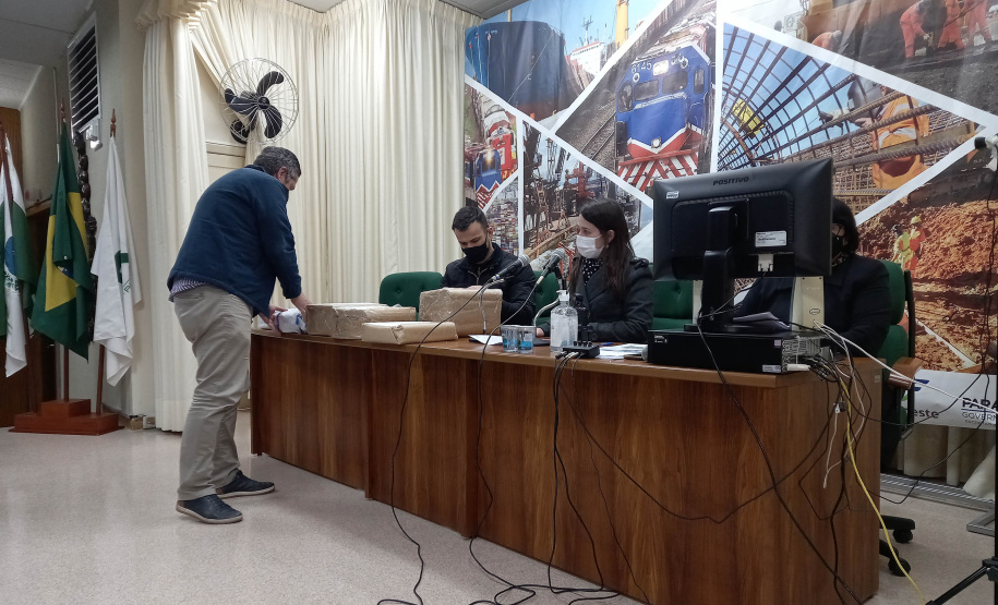 O Departamento de Estradas de Rodagem do Paraná (DER/PR) abriu nesta quarta-feira (28) os envelopes com as propostas técnicas de duas licitações para elaborar os projetos de engenharia da restauração e ampliação da capacidade da PR-317, entre Iguaraçu e a divisa com São Paulo, na região Noroeste do Estado. O trecho tem 70,13 quilômetros de extensão. - curitiba, 28/07/2021 - foto: DER-PR