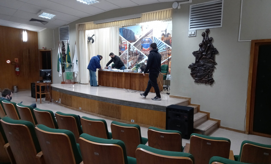 O Departamento de Estradas de Rodagem do Paraná (DER/PR) abriu nesta quarta-feira (28) os envelopes com as propostas técnicas de duas licitações para elaborar os projetos de engenharia da restauração e ampliação da capacidade da PR-317, entre Iguaraçu e a divisa com São Paulo, na região Noroeste do Estado. O trecho tem 70,13 quilômetros de extensão. - curitiba, 28/07/2021 - foto: DER-PR