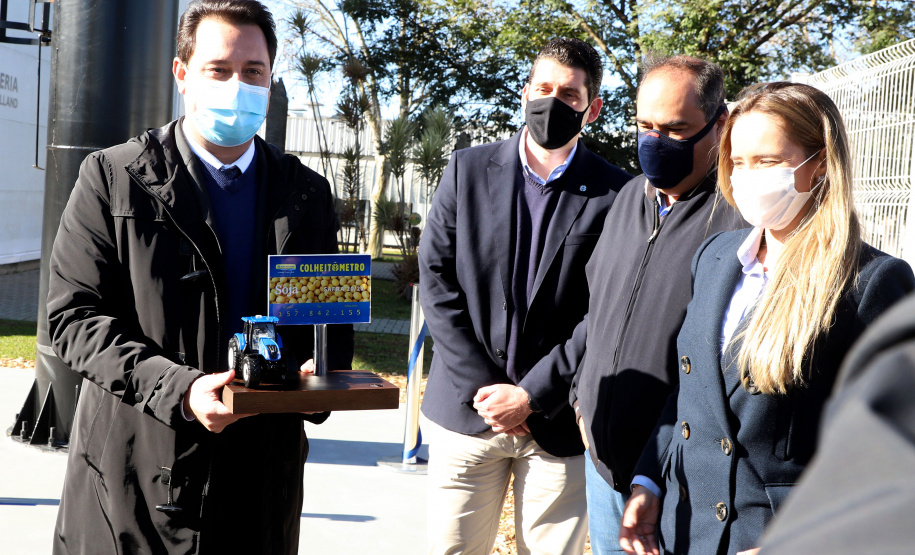 Em comemoração ao Dia do Agricultor, o governador Carlos Massa Ratinho Junior participou nesta quarta-feira (28), na fábrica da New Holland, em Curitiba, do lançamento do Colheitômetro. Foto:Ari Dias/AEN