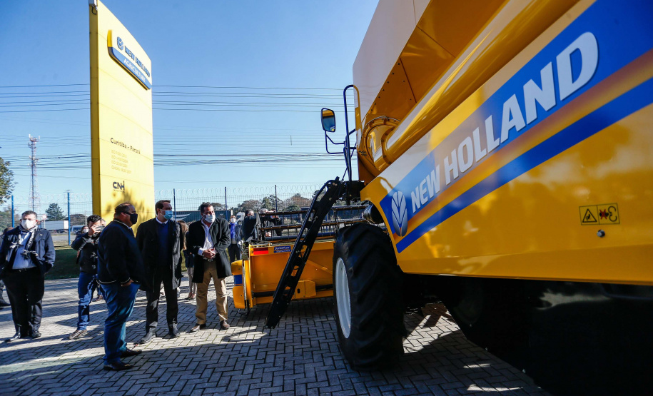 Em comemoração ao Dia do Agricultor, o governador Carlos Massa Ratinho Junior participou nesta quarta-feira (28), na fábrica da New Holland, em Curitiba, do lançamento do Colheitômetro. Foto: Jonathan Campos/AEN