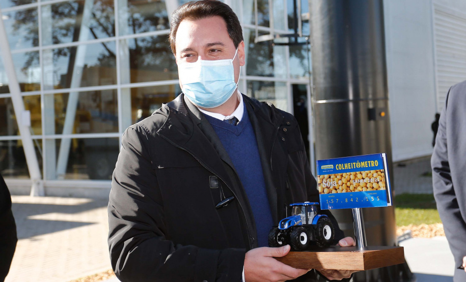 Em comemoração ao Dia do Agricultor, o governador Carlos Massa Ratinho Junior participou nesta quarta-feira (28), na fábrica da New Holland, em Curitiba, do lançamento do Colheitômetro. Foto: Jonathan Campos/AEN