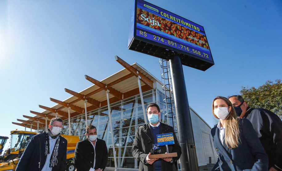 Em comemoração ao Dia do Agricultor, o governador Carlos Massa Ratinho Junior participou nesta quarta-feira (28), na fábrica da New Holland, em Curitiba, do lançamento do Colheitômetro. Foto: Jonathan Campos/AEN