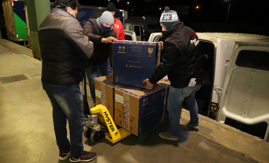 118.170 doses da Pfizer chegam ao Paraná, completando a remessa da semana. Foto: Ari Dias/AEN