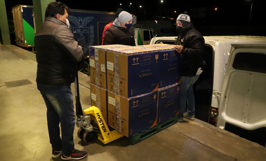 118.170 doses da Pfizer chegam ao Paraná, completando a remessa da semana. Foto: Ari Dias/AEN