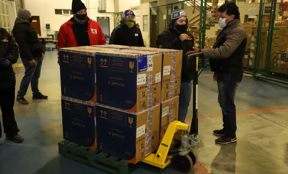 118.170 doses da Pfizer chegam ao Paraná, completando a remessa da semana. Foto: Ari Dias/AEN