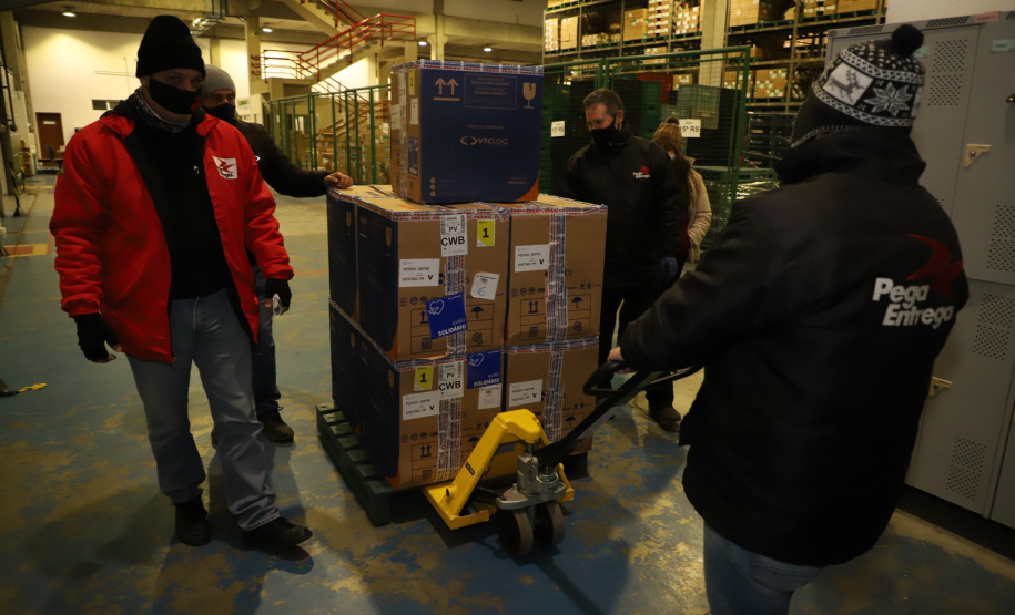 118.170 doses da Pfizer chegam ao Paraná, completando a remessa da semana. Foto: Ari Dias/AEN