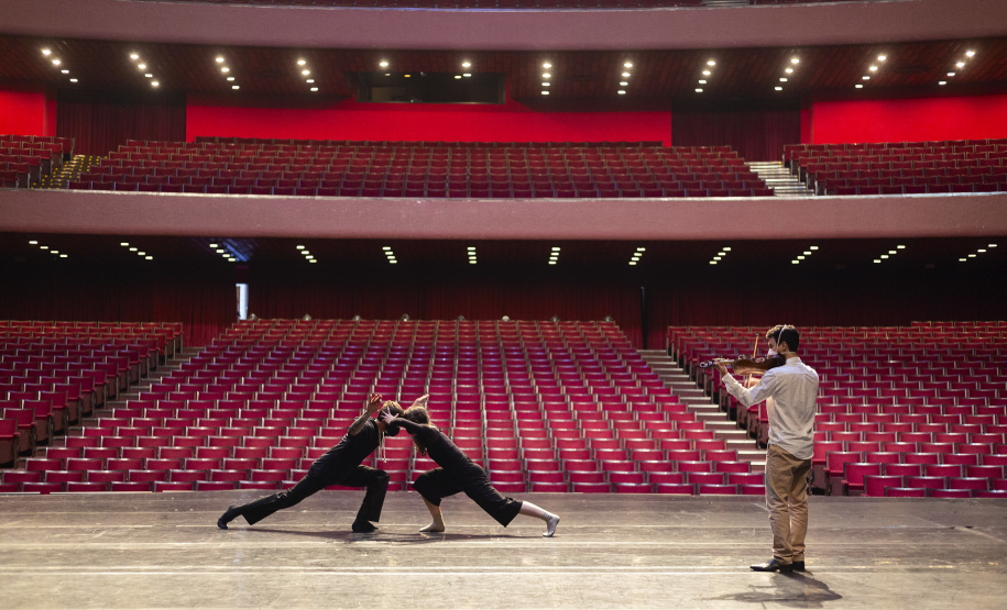 Balé apresenta sarau com transmissão ao vivo do palco do Guairão
Foto Maringas Maciel