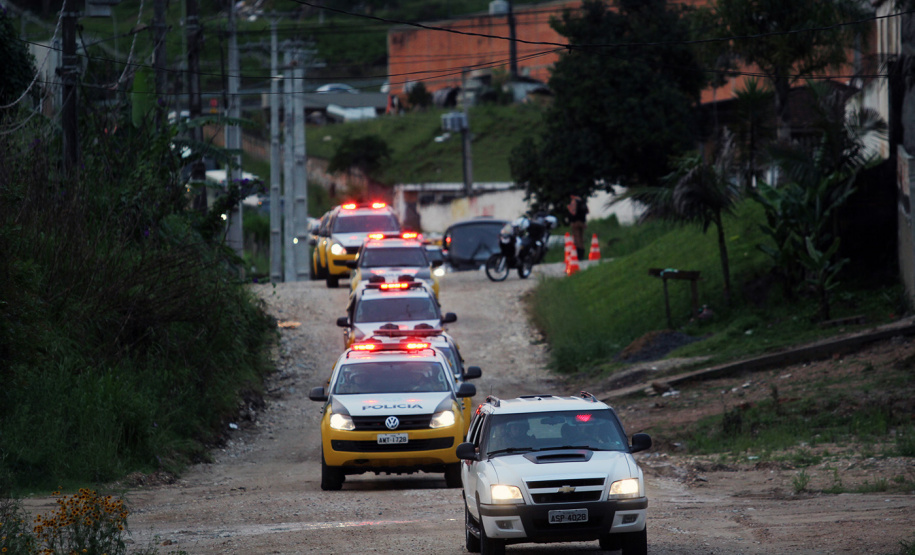 Nos últimos 23 dias, as equipes de unidades da Polícia Militar localizaram 564 pessoas com mandados de prisão (adultos) e de busca e apreensão em aberto (adolescentes) em todo o estado