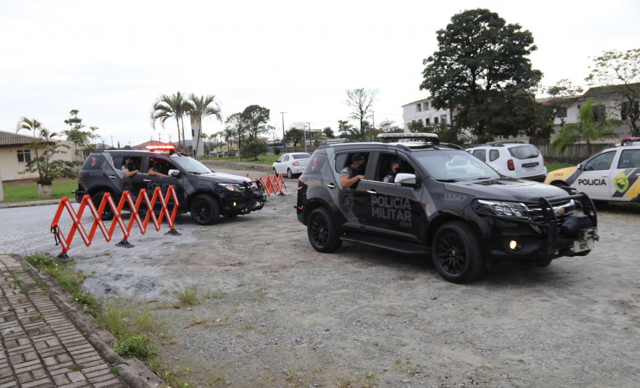 Nos últimos 23 dias, as equipes de unidades da Polícia Militar localizaram 564 pessoas com mandados de prisão (adultos) e de busca e apreensão em aberto (adolescentes) em todo o estado