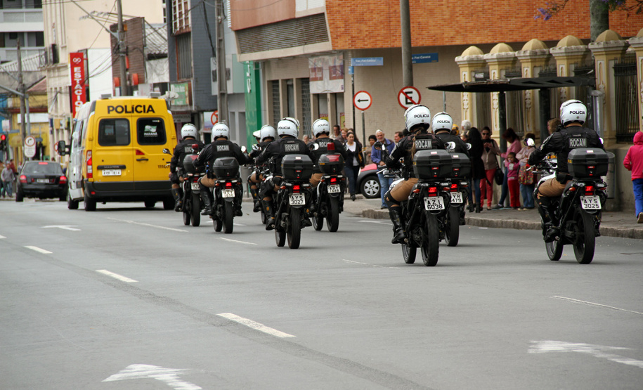 Nos últimos 23 dias, as equipes de unidades da Polícia Militar localizaram 564 pessoas com mandados de prisão (adultos) e de busca e apreensão em aberto (adolescentes) em todo o estado