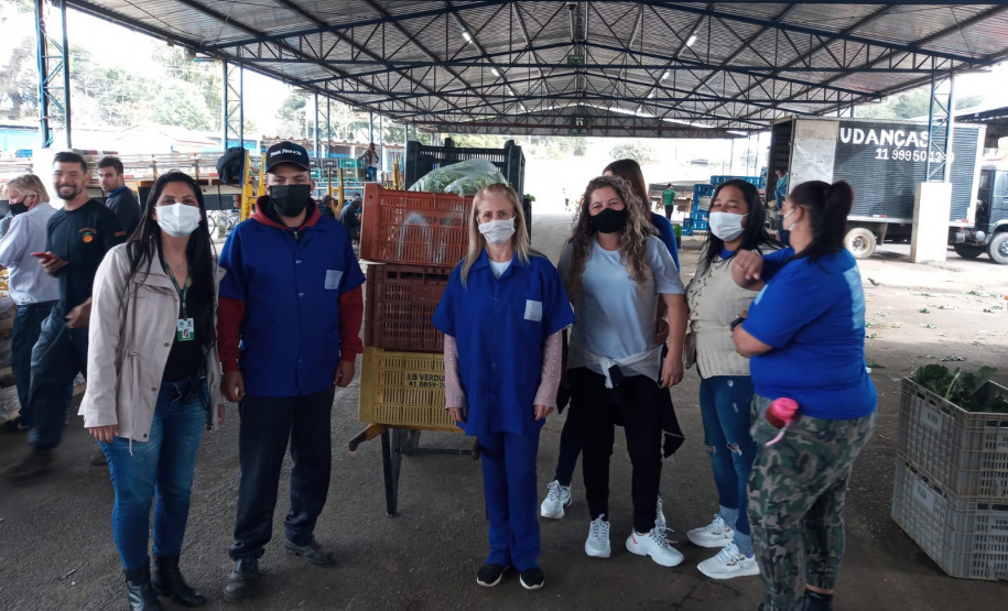 A Ceasa Paraná participa das ações de medidas emergenciais desenvolvidas pelo Governo do Estado, para atender instituições e a população em situação de rua em Curitiba, devido as baixas temperaturas dos últimos dias. Através do programa Banco de Alimentos ? Comida Boa, da Ceasa Curitiba, foram repassados 4.092 quilos de hortigranjeiros para 11 instituições. -  Curitiba, 29/07/2021  -  Doto: CEASA
