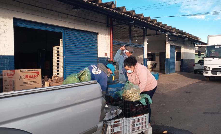 A Ceasa Paraná participa das ações de medidas emergenciais desenvolvidas pelo Governo do Estado, para atender instituições e a população em situação de rua em Curitiba, devido as baixas temperaturas dos últimos dias. Através do programa Banco de Alimentos ? Comida Boa, da Ceasa Curitiba, foram repassados 4.092 quilos de hortigranjeiros para 11 instituições. -  Curitiba, 29/07/2021  -  Doto: CEASA
