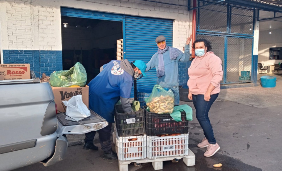A Ceasa Paraná participa das ações de medidas emergenciais desenvolvidas pelo Governo do Estado, para atender instituições e a população em situação de rua em Curitiba, devido as baixas temperaturas dos últimos dias. Através do programa Banco de Alimentos ? Comida Boa, da Ceasa Curitiba, foram repassados 4.092 quilos de hortigranjeiros para 11 instituições. -  Curitiba, 29/07/2021  -  Doto: CEASA