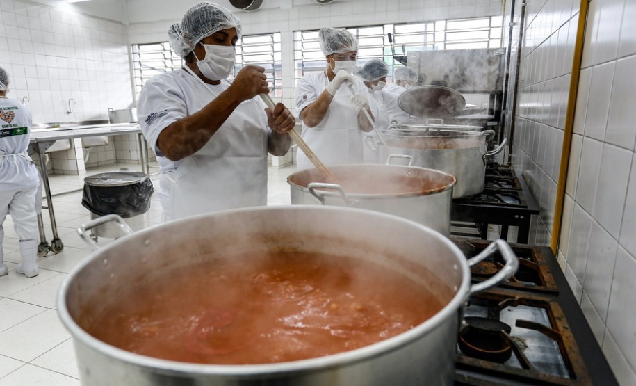 A Ceasa Paraná participa das ações de medidas emergenciais desenvolvidas pelo Governo do Estado, para atender instituições e a população em situação de rua em Curitiba, devido as baixas temperaturas dos últimos dias. Através do programa Banco de Alimentos ? Comida Boa, da Ceasa Curitiba, foram repassados 4.092 quilos de hortigranjeiros para 11 instituições. -  Curitiba, 29/07/2021  -  Foto:Jonathan Campos/AEN