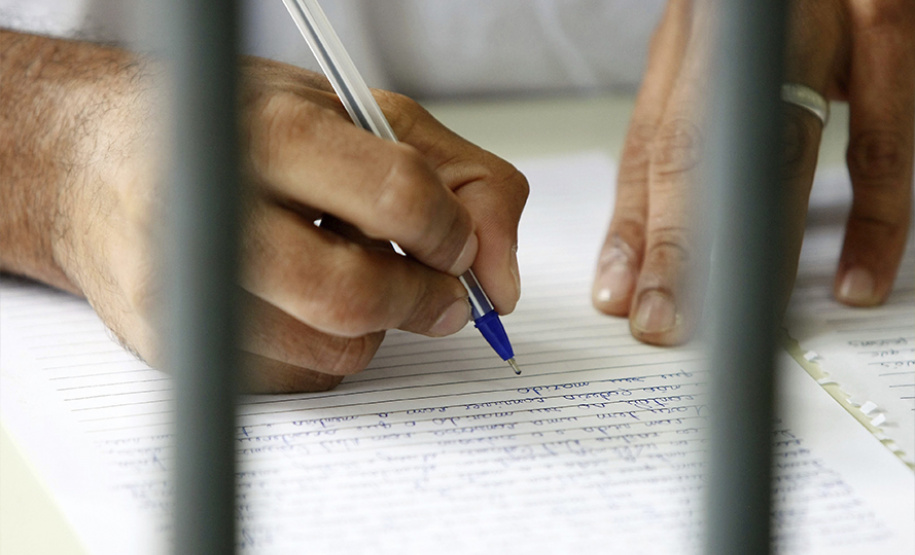 O Departamento Penitenciário do Paraná (Depen), vinculado a Secretaria da Segurança Pública do Paraná (SESP), está com as inscrições para os concursos literário e de desenho direcionado às Pessoas Privadas de Liberdade (PPL), com a temática ?Tempo e Vida? no âmbito dos Estabelecimentos Prisionais do Estado do Paraná. - Curitiba, 29/07/2021 - Foto: DEPEN-PARANÁ