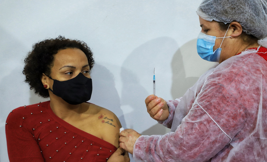 Mais de 6 milhões de paranaenses já foram imunizados, quase 70% da população adulta Foto: Jose Fernando Ogura /AEN