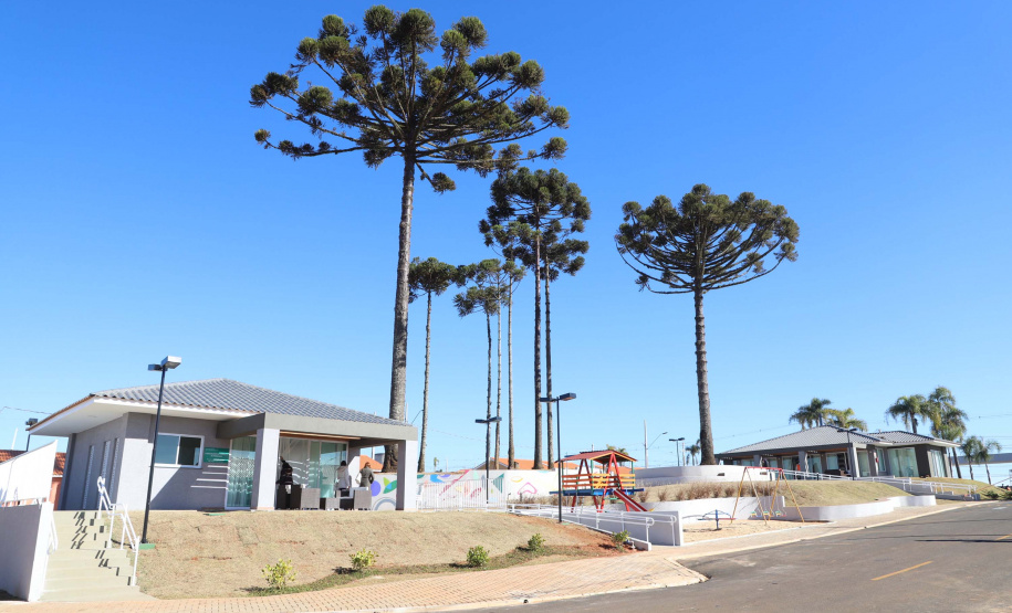 O governador Carlos Massa Ratinho Junior entregou nesta sexta-feira (30) 454 habitações do programa federal Casa Verde e Amarela em Ponta Grossa, nos Campos Gerais. O Residencial Porto Belvedere beneficia 1,8 mil pessoas na região.
Foto:Ari Dias/AEN