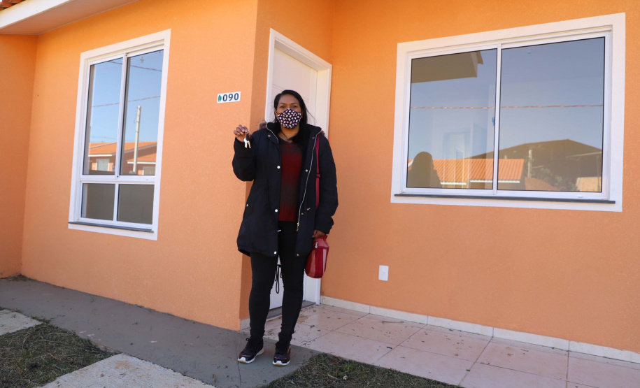 O governador Carlos Massa Ratinho Junior entregou nesta sexta-feira (30) 454 habitações do programa federal Casa Verde e Amarela em Ponta Grossa, nos Campos Gerais. O Residencial Porto Belvedere beneficia 1,8 mil pessoas na região. Na foto, Marcia Correia.
Foto:Ari Dias/AEN